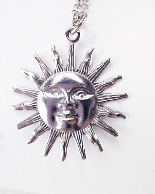 Colar de Aço Inoxidável com Pendente de Sol
