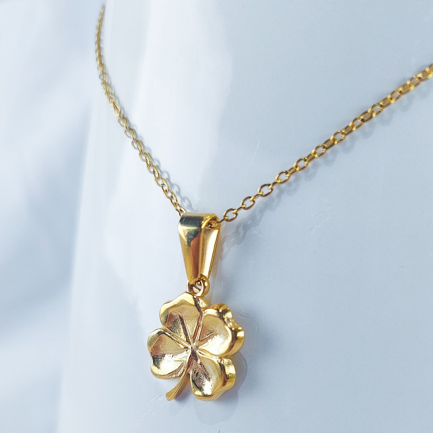 Colar de Aço Inoxidável com Trevo Dourado