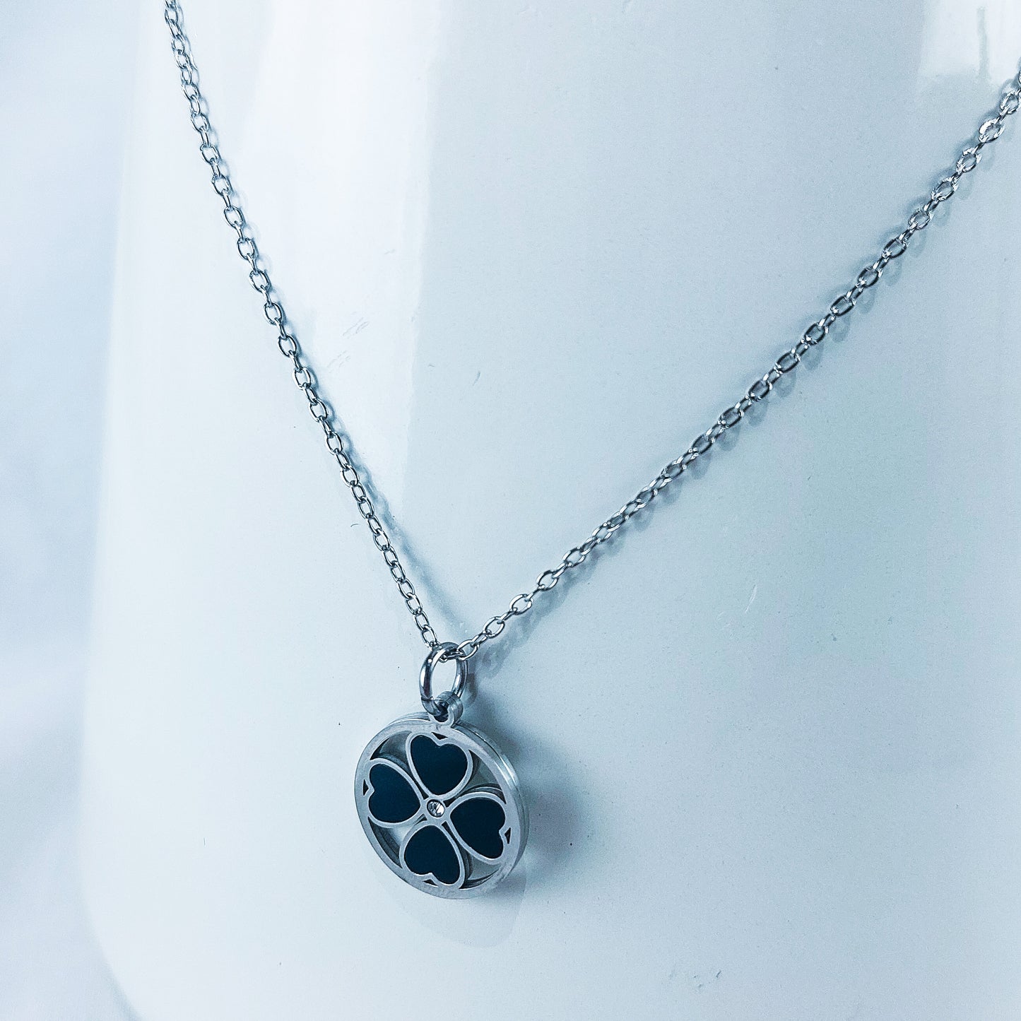 Colar de Aço Inoxidável com Trevo Preto